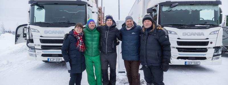Emma Vigren (styrelseordförande, Umeå Energi), Johan Lagrelius (BioFuel Region), Lars Mikaelsson (Umeå Energi), Hans Lindberg (kommunalråd) och Donald Näs (INAB) framför den nya laddstationen för tunga fordon i Umeå. Foto: Umeå Energi
