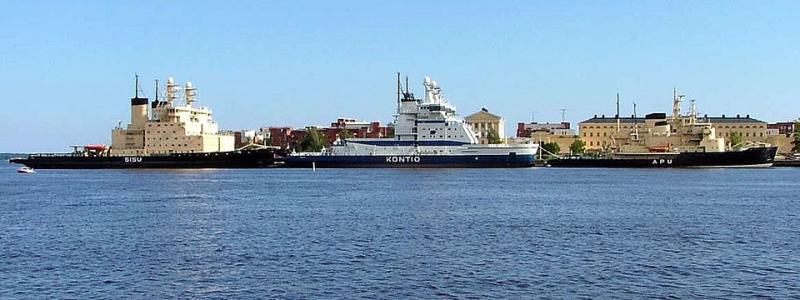 Finska isbrytare upplagda för sommarsäsongen vid Skatudden i Helsingfors. Här ligger flera isbrytare: däribland, Sisu och Urho, Kontio och Otso, Apu och Voima. Foto: Wikipedia Commons Lic. Kredit: Fotograferad av Jonik från den närbelägna ön Tervasaari.