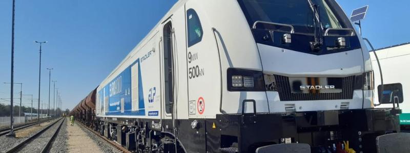 EURO9000 är det nya hybridloket med flera driftsystem för användning i hela Europa. Loket möjliggör upp till 500kN dragkraft med en effekt på 1,9 megawatt i dieselläge och upp till 9MW i elektriskt läge. Euro9000-plattformen är den naturliga utvecklingen av Stadlers lokfamilj EuroDual och Euro4000. Foto: Stadler