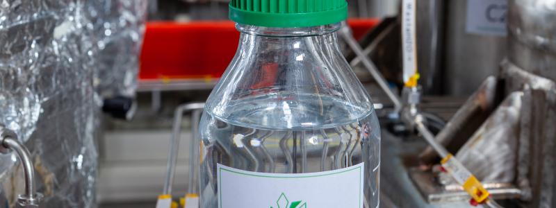 Färdig produkt, jetbränsle. Produktionsanläggningen i bakgrunden. Foto; Swedish Biofueles AB