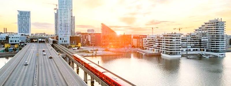 Metrobron mellan Fiskehamnen och Brändö är en av tre broar som ska renoveras eller ersättas i Helsingfors. Foto: Stadstrafikbolaget: Kaupunkiliikenne Oy