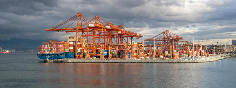 Vancouvers hamn ökade containerimporten under första kvartalet 2026 samtidigt som flera större hamnar på USA:s västkust tappade volymer. Foto: Mia de Jesus/Unsplash