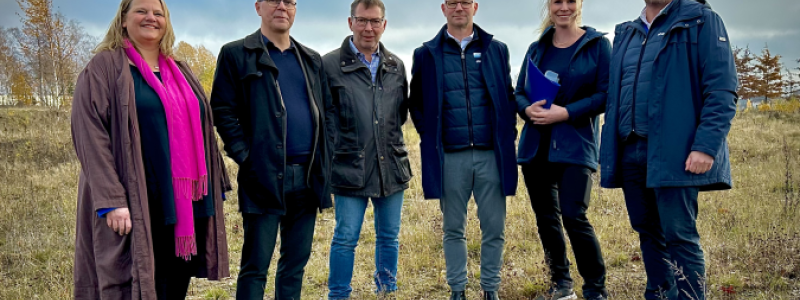 Marie Bergeås, Johan Söderberg, Christer Sundqvist, Niclas Björkman regionchef, Katrin Pettersson butikschef och Johan Jättne samlades vid platsen dit Ahlsell planerar att flytta hösten 2025. Marken är belägen vid Upplandsvägen, som leder till bland annat Dollar Store. Fotograf/Källa: Katrineholms kommun/Geza SImon