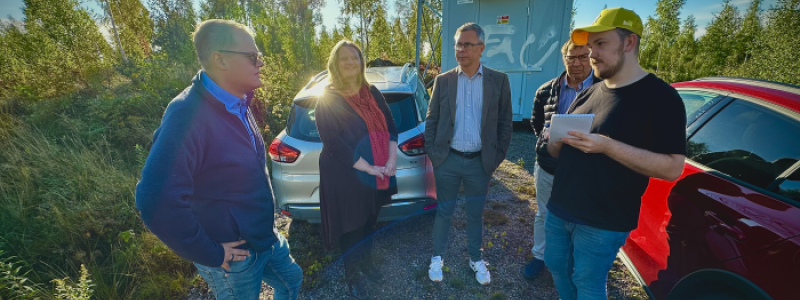 Erik Persson, Marie Bergeås mark- och exploateringschef vid Katrineholms kommun, Johan Söderberg, Christer Sundkvist vid den aktuella marken, i samtal med reporter från Katrineholms Kuriren. Fotograf/Källa: Katrineholms kommun/Geza SImon