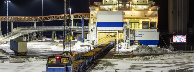Tågsättet med räler har växlats ihop och dras ut från färjan M/S Polonia. Foto: Kasper Dudzik/DB Cargo Full Load Solutions