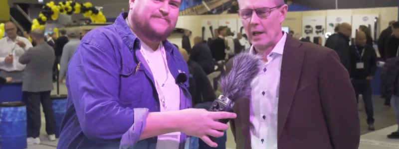 Komikern Erik Ekstrand samtalar med KGK:s VD Johan Regefalk. Bild: Autoexperten