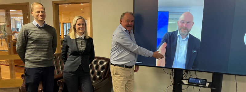 Andreas Lenander Kilenkrysset, Frida Gullstrand Advokatfirman Glimstedt, Jan Persson Kilenkrysset och Peter Haveneth Frigoscandia i samband med signeringen. Foto: Kilenkrysset