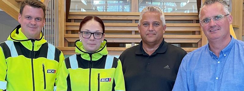 Johan Åkerlund, Operativ chef BCA Sverige, Madelene Warnander, Operations Coordinator BCA, Robert Karlsson Förvaltningschef Kilenkrysset och Per Heikman Affärsutvecklare Kilenkrysset i samband med signeringen.
Foto: Kilenkrysset