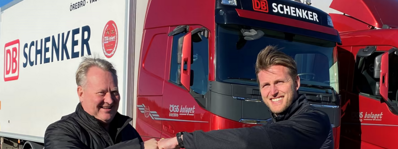 Lars och Sebastian Johansson satsar på gröna transporter och har investerat i sex nya biogaslatsbilar. Foto: DB Schenker