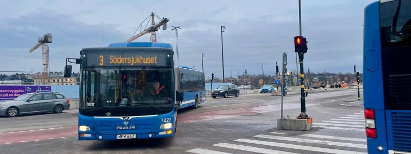 Trafikavtalens effekt på den interregionala tillgängligheten har blivit sämre över tid, enligt Riksrevisionen. Bussar vid Slussen i Stockholm. Foto: Stina Wikenberg