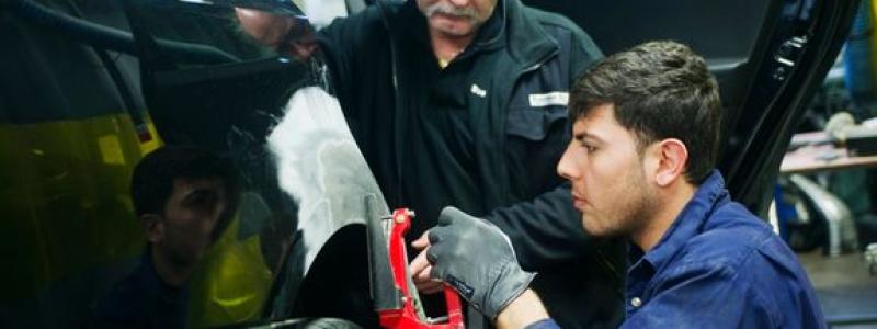 Statistiken visar att 56 procent av eleverna som 2023 gick ut en fordons- och transportutbildning på Komvux var etablerade på arbetsmarknaden ett år efter examen. Foto: Transportföretagen