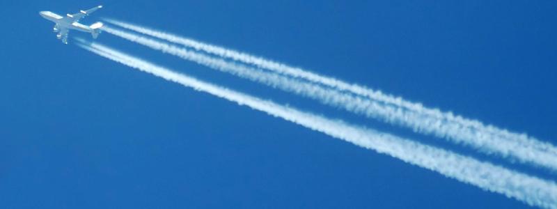 Kondensstrimmor Fotograf: Wikimedia Commons, CC BY-SA 2.5 | André Karwath