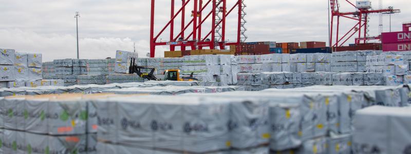 När virkesstuffningen nu samlas i direkt anslutning till containerterminalen minskar avstånden för varje intern transport med drygt tre kilometer per flyttad container. Foto: Gävle hamn