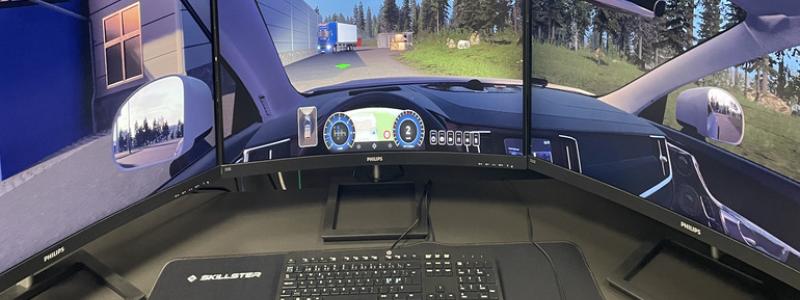 Med en körsimulator kan läraren överblicka studenternas körning på ett effektivare sätt och genom repriseringar titta på resultatet efteråt och ge snabb feedback. Foto: Malmö Universitet