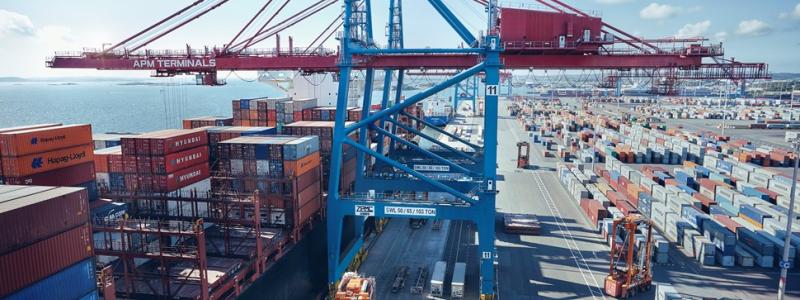 Hamnen är en transportnod där nära 90 procent av Sveriges import och export passerar. Foto: Göteborgs hamn