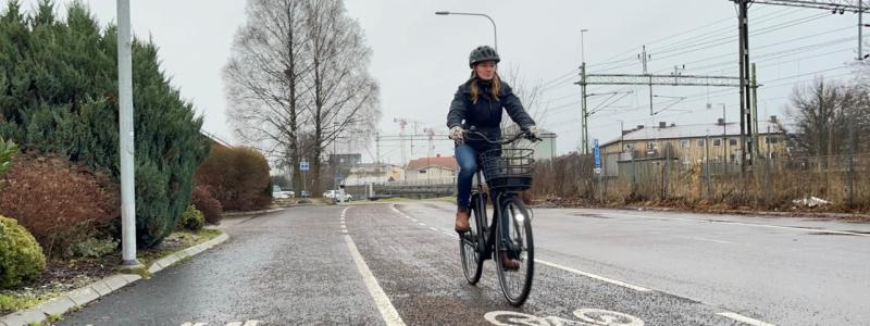 Trafikingenjör Andréa Palmberg på elcykeln Ecoride ambassador, som är modellen som lånas ut. Foto: Kungsbacka kommun