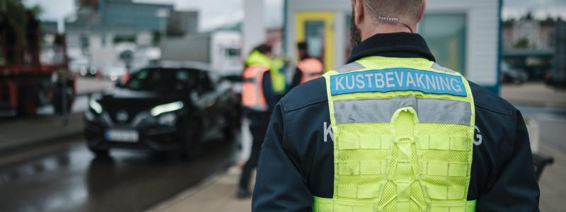 Kustbevakare bakifrån. Foto: Kustbevakningen