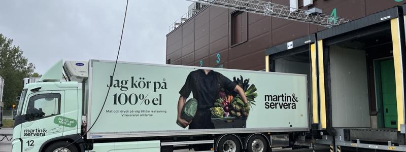 Portladdningen har en lång laddarm som gör det möjligt att ladda fordon även när det är trångt på lossningsplatsen – vilket underlättar och effektiviserar arbetet. Foto: Martin & Servera