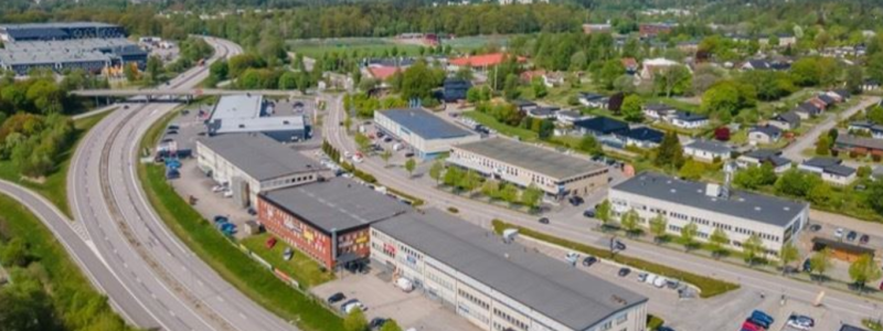Fastigheten omfattar knappt 8 000 kvm och innehåller lokaler för lager, lättindustri och kontor. Foto: Croisette