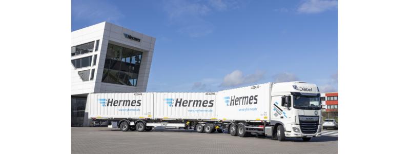 Med en längd på 25,25 meter utnyttjar den nya långa lastbilen den tillåtna maximala längden till fullo: Det så kallade "Fliegl Swap-Train" kan transportera tre växelflak - till skillnad från vanliga lastbilar med två växelflak - och avlastar därmed lasten på grund av den därmed förknippade kapacitetsökningen transportleder och miljö. Det nya fordonet sparar mer än 20 procent i dieselförbrukning jämfört med vanliga modeller. Foto: Hermes Newsroom