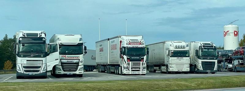Företaget hade anlitat en förare trots att han enligt svensk körkortslag saknade behörighet att köra en svenskregistrerad lastbil. Lastbilarna på fotot har ej någonting mad fallet ifråga. Foto: Stina Wickenberg