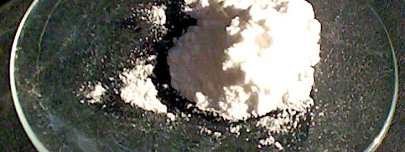 Ett prov av litiumkarbonat. Foto: Wikipedia Commons Lic. Bild tagen av användaren Walkerma.