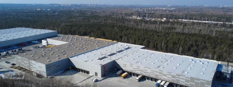 Anläggningen är utrustad med solcellsanläggning, DALI-kompatibel LED-belysning, laddstationer för elbilar, fjärravläsningssystem för mätning samt ett övervakningssystem för takstrukturens böjning. Fastigheten förväntas uppnå BREEAM-certifiering på nivån Excellent. Foto: Logicenters