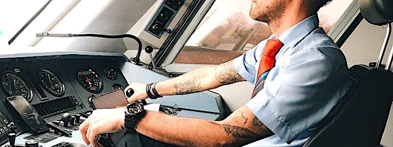 En förare i hytten på ett av Deutsche Bahns Intercity-lok. Foto: Wikipedia Common Lic, Kredit: Mainrausch