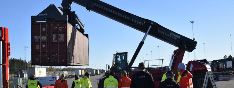 – Det här kapar ledtiderna enormt och hanteringen blir mycket enklare när man bara behöver hantera godset en gång, inte två eller tre, kommenterar Erik Lögdström, platschef på Sandahls som ska drifta plattan. Foto Ulrika Andersson och Anna-Clara Fridén
