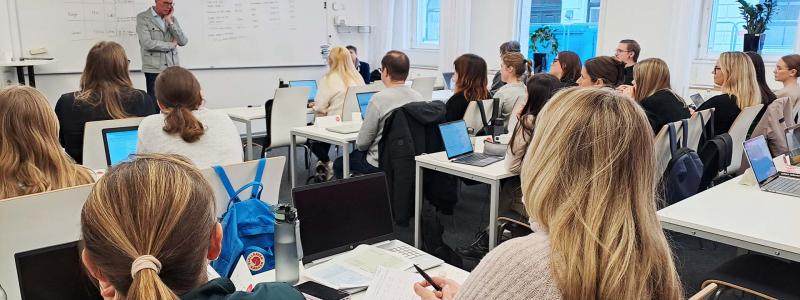 Yrkeshögkskolans generaldirektör Magnus Vallerå besöker IHM Malmö. Foto: IHM