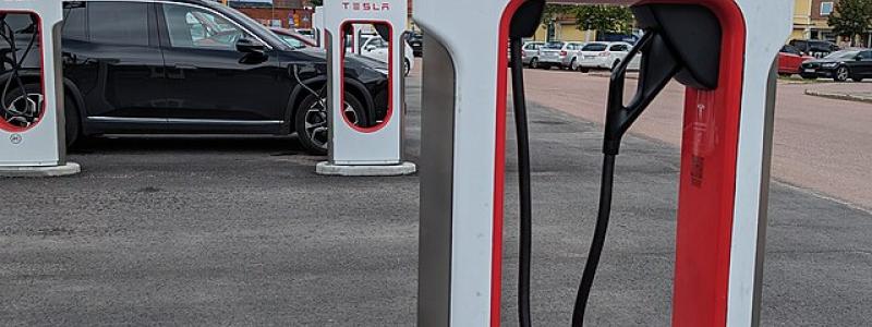 Laddstation från Tesla i Malung den 17 juli 2023. Foto: Wikimedia Commons
