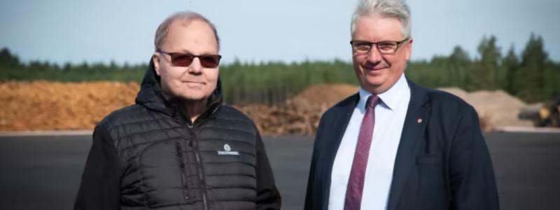 Olle Larsson, ägare och styrelseordförande Fiskarhedens Trävaru AB tillsammans med Hans Unander, kommunstyrelsens ordförande i Malung-Sälens kommun. Foto: Fiskarhedens Trävaru AB.