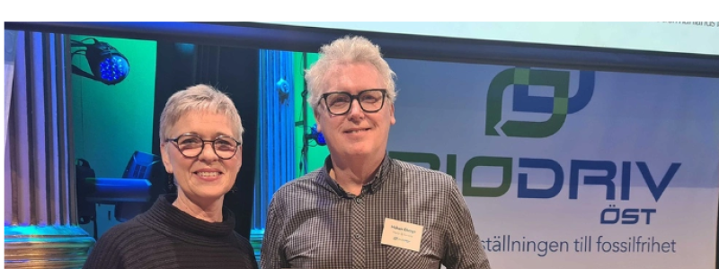 Ulrika Heie, ordförande Trafikutskottet delar ut biogasutmärkelsen till Martin & Servera. På plats för att motta priset var Håkan Ekmyr, Transportchef. Foto: Biodriv Öst