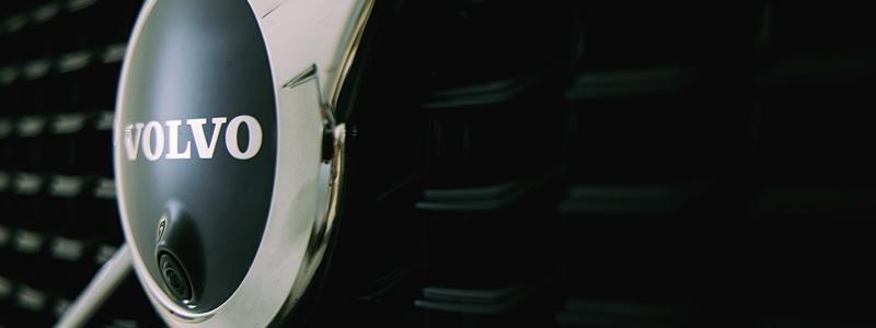 Tuvefabriken hade cirka 2 800 anställda i januari, och tidigare rapporter från GP indikerade att produktionstakten hade minskat från 140 till 124 lastbilar per dygn. Vid den tidpunkten minskade företaget personalstyrkan med 200 bemanningsanställda, och den aktuella neddragningen innebär nu ytterligare 250 avsked. Foto: mateusz suski/Unsplash