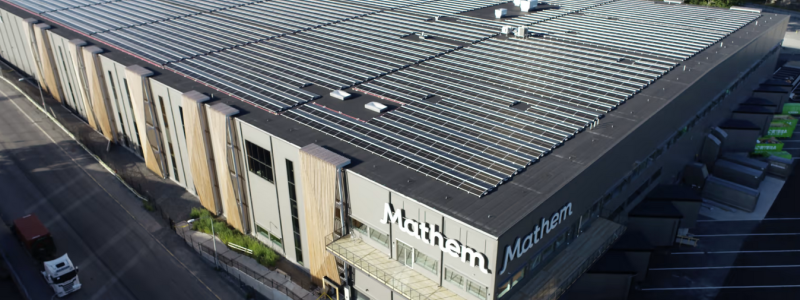 Mathems nya, automatiserade logistikanläggning i Larsboda med Stockholms största solcellsanläggning på taket. Foto: Mathem