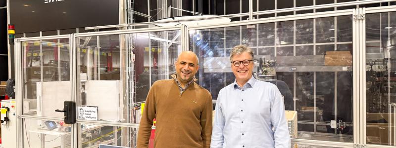 Mats Jonsson och Bilal Charif vid Nowaste Autostore plock pilot cell. Foto: Cognibotics