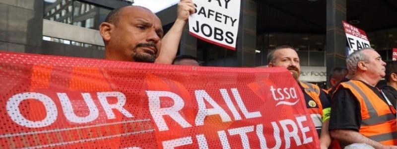 Bilden visar tågpersonal vid en tidigare tågstrejk i Storbritannien.Foto: Screenshot
