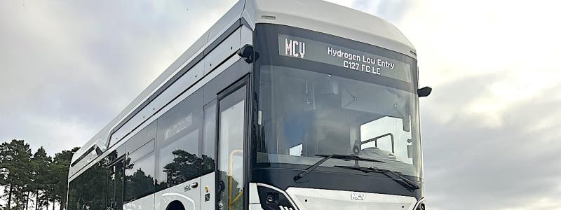 Elbussar drivs direkt av batterier och har generellt hög energieffektivitet. Vätgasbussar använder bränsleceller där energi först omvandlas från vätgas till elektricitet, vilket innebär större energiförluster och högre systemkostnader. Foto: MCV - Bus2bus