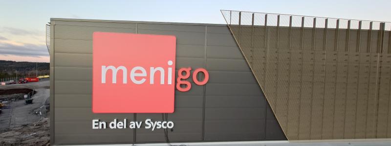 Menigos nya lageranläggning i Landvetter har byggts enligt genomgående mycket höga hållbarhetskrav och miljöcertifieras enligt BREEAM-SE nivå Excellent. Foto: Menigo