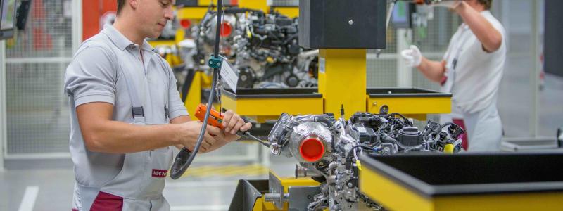 Produktion av en Mercedes-dieselmotor: Fabriken i Stuttgart tar bort vissa diesel- och plug-in-hybridmodeller från sitt sortiment. Foto: Mercedes-Benz