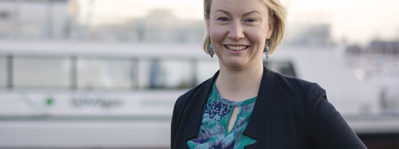 Michaela Haga framför pendelbåt. Foto: Region Stockholm