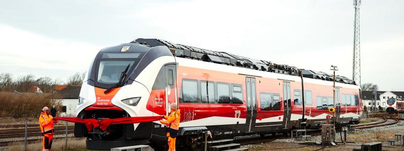 Enligt Siemens Mobility möjliggör detta drift utan koldioxidutsläpp under körning och med lägre ljudnivå än dieseltåg. Samtidigt är räckvidden begränsad, vilket gör systemen beroende av noggrant planerad trafik och tillgång till laddning. För regioner med längre avstånd eller tätare trafik kan lösningen därför få praktiska begränsningar. Foto: Siemens Mobility