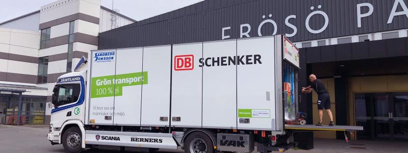 Under sportlovsveckorna levererar DB Schenker varor till restauranger, kaféer och offentliga verksamheter i Åre. Ellastbilen som sköter de klimatsmarta leveranserna laddas via en mobil laddenhet från Scania. Foto: Schenker