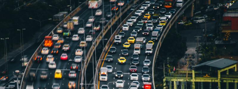 Svag personbilsmarknad under första halvåret medan tunga lastbilar växer starkt. Foto: tan kaninthanond/unsplash