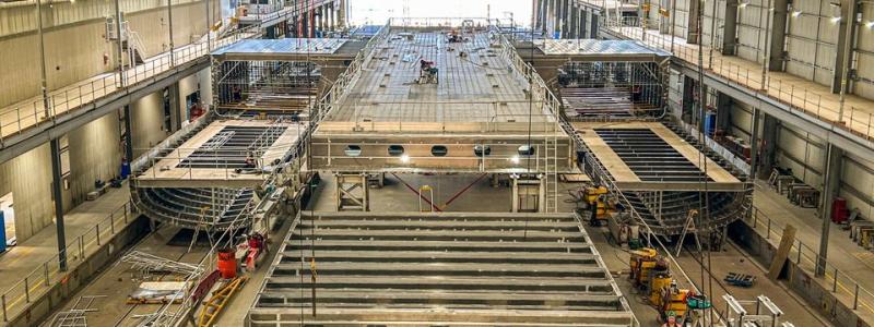 I de här stora hallarna i Hobart börjar arbetet med rederiets tre elektriska snabbfärjor att ta form. Foto: Molslinjen