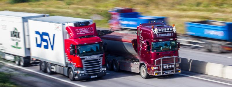 Vid höjd beredskap eller krig kan länsstyrelsen enligt förfogandelagen ta egendom i anspråk och betala ersättning som fastställs av en värderingsnämnd. Det kan gälla bland annat lastbilar, bussar och arbetsmaskiner.  Foto: Thomas Möller, Mostphotos