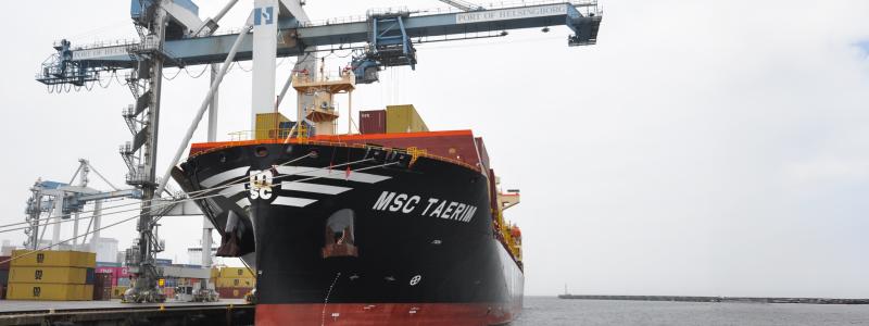 Här lossas MSC Taerim, ett av fartygen i rederiet MSC:s globala linjenätverk. Foto: Helsingborgs hamn