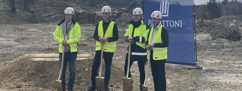 Vid spadarna fr v. i bild: Henrik Ljungdahl, vd MVB Väst, Fredrik Jagersjö Rosell, vd Panattoni Sverige, Helena Alterby Nordström, näringslivschef Härryda kommun och Mikael Johannison, vice ordförande kommunstyrelsen Härryda kommun. Foto: MVB