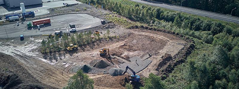 Så här ser det framväxande ladd- och tankcentret i Nässjö ut just nu. Till vänster i bild syns snabbladdarna som är i drift, och till höger byggs den nya tankstationen för biogas. Foto: Nässjö Näringsliv