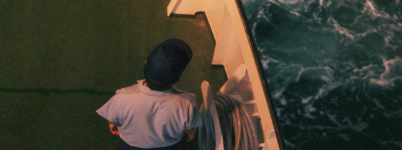 För första gången har en sjöfartsutbildning beviljats inom nationell yrkesutbildning, med inriktning mot lättmatros och vaktgående maskinpersonal. Foto: Moritz Kindler/Unsplash